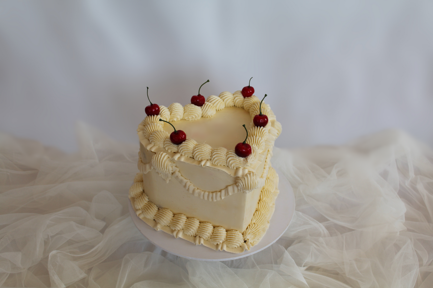 Monochrome Vintage Cake (Heart)